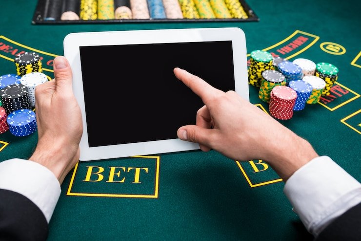 Ilustrasi perlindungan data dan privasi pengguna pada perangkat mobile